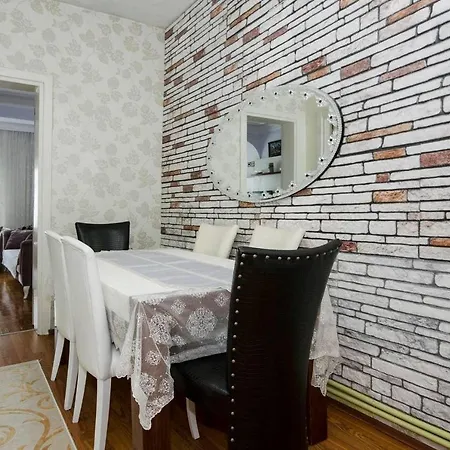 Garden Nature House In The Center Of Istanbul בית נופש